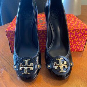 Tory Burch 'Aaden' Logo Medallion Mid Heel Pump - Size 8.5. (New)